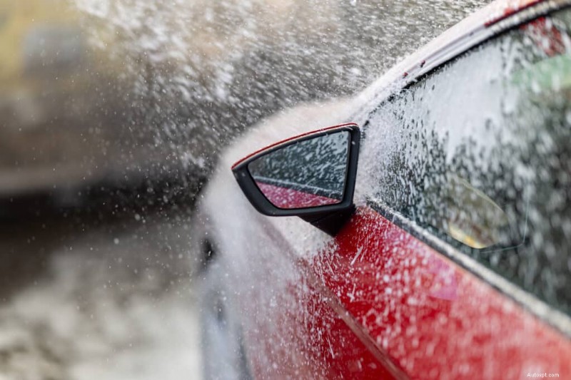 La spiegazione della schiuma di neve:pulisci in sicurezza la tua auto con la scienza 