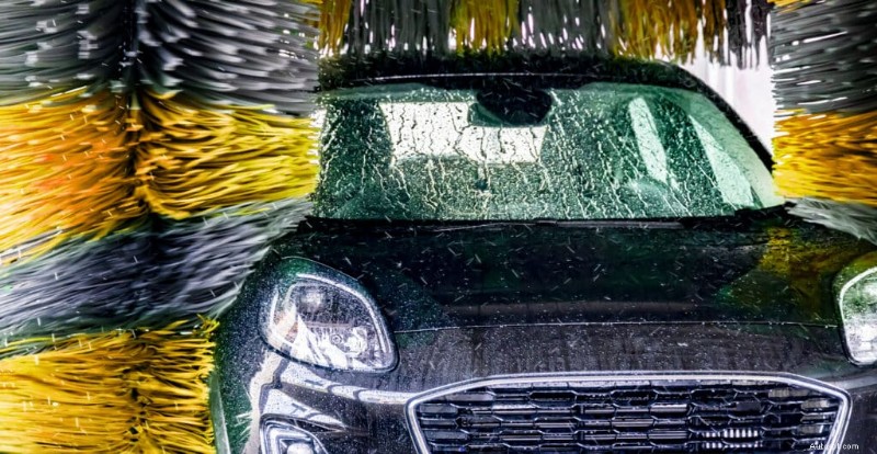 Autolavaggio automatico o manuale:scegli la cura migliore per il tuo veicolo 
