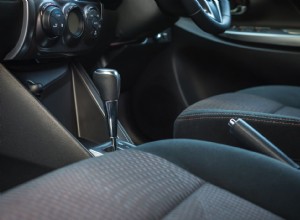 Tecniche facili e veloci per rimuovere la sabbia dalla tua auto 