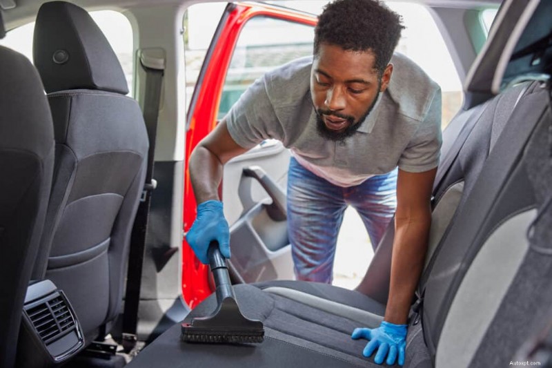 Tecniche facili e veloci per rimuovere la sabbia dalla tua auto 