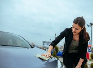 Guida esperta:come pulire stemmi ed emblemi dell auto per una finitura impeccabile 