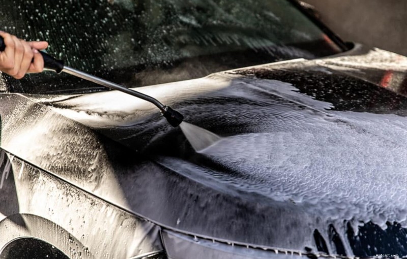 Guida esperta:come pulire stemmi ed emblemi dell auto per una finitura impeccabile 