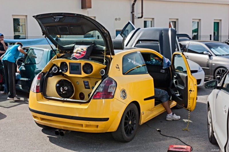 Guida completa per aggiornare gli interni della tua auto:vantaggi, svantaggi e idee di modifica 