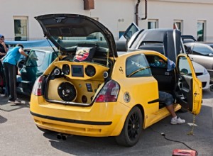 Guida completa per aggiornare gli interni della tua auto:vantaggi, svantaggi e idee di modifica 