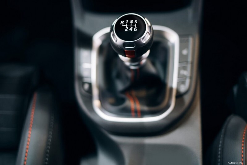 Guida completa per aggiornare gli interni della tua auto:vantaggi, svantaggi e idee di modifica 