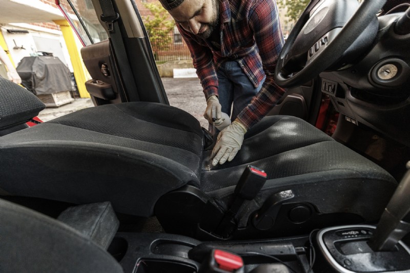 Pulizia semplice degli interni dell auto:suggerimenti per la rimozione del latte versato 