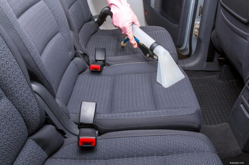 Pulizia semplice degli interni dell auto:suggerimenti per la rimozione del latte versato 