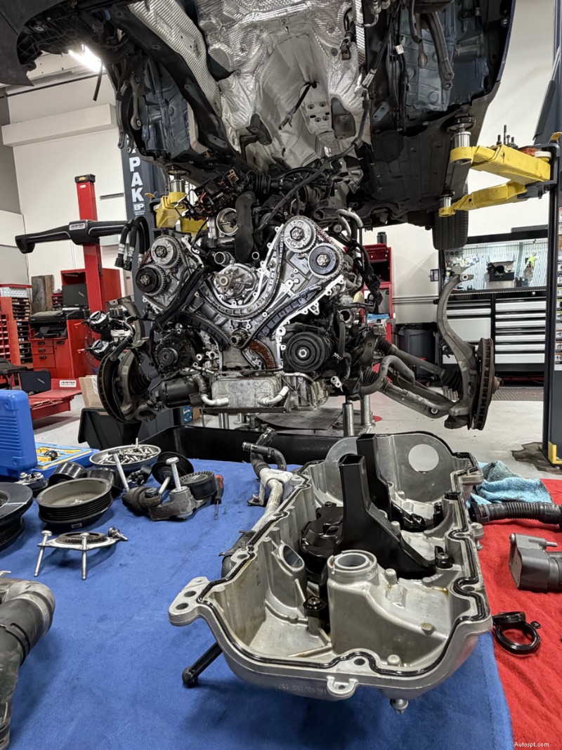 Correzione intelligente o correzione corretta:scegliere la riparazione giusta per le perdite del coperchio della distribuzione Porsche 