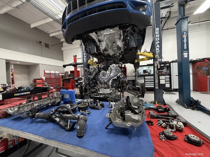 Correzione intelligente o correzione corretta:scegliere la riparazione giusta per le perdite del coperchio della distribuzione Porsche 