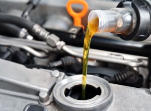 Come determinare la manutenzione essenziale della tua auto:una guida pratica 