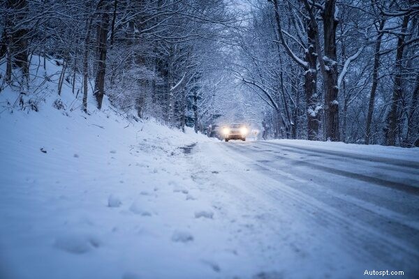 Modi rapidi e sicuri per togliere la macchina dalla neve 
