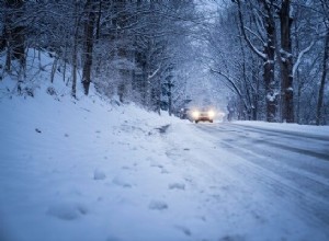 Modi rapidi e sicuri per togliere la macchina dalla neve 