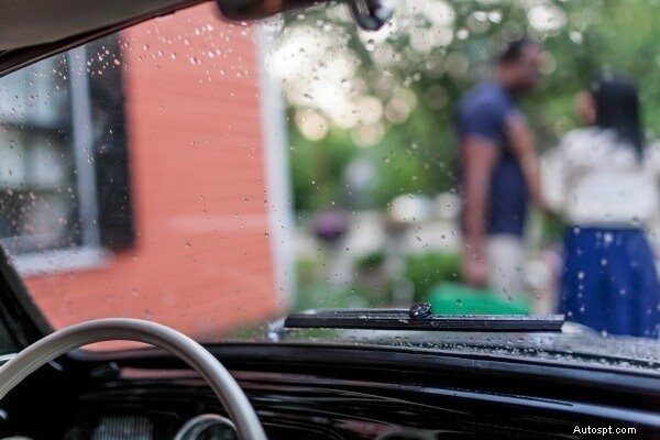 Padroneggia la guida sicura in condizioni di pioggia:consigli e tecniche degli esperti 