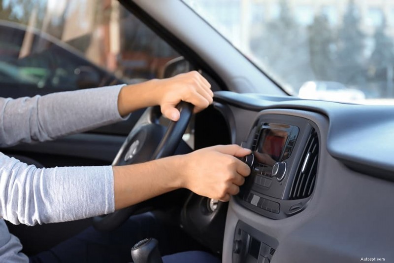 Perché l autoradio si accende ma non produce alcun suono:cause comuni e soluzioni rapide 