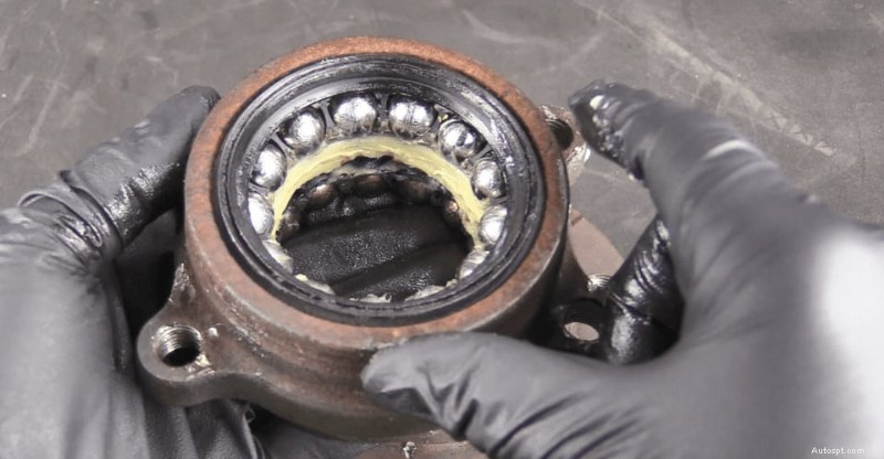 Perché la tua auto trema a una velocità superiore a 60 miglia orarie (e come risolverla) 