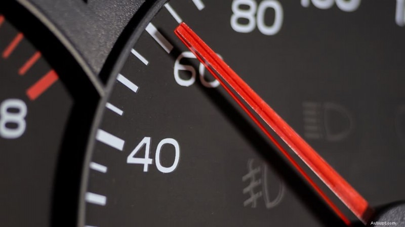 Perché la tua auto trema a una velocità superiore a 60 miglia orarie (e come risolverla) 