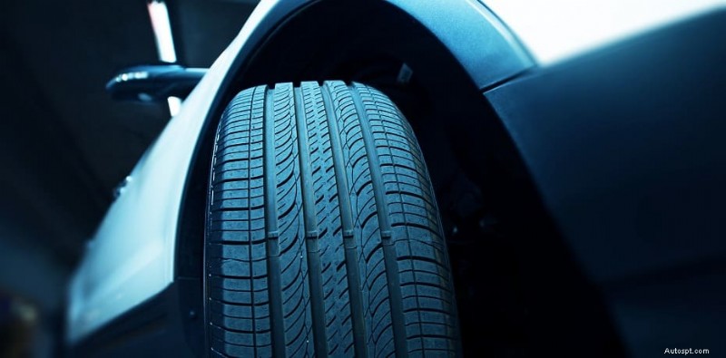 Segni chiave che gli pneumatici della tua auto sono sbilanciati (e perché è importante) 