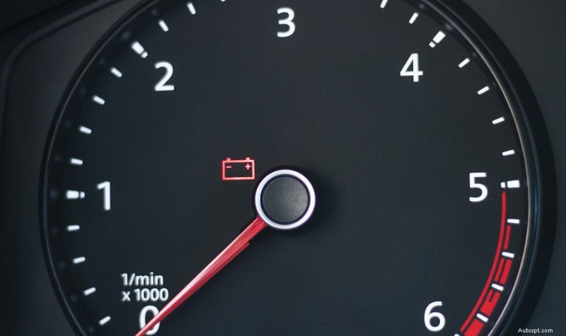 Cosa fare quando la spia della batteria dell auto si accende durante la guida 