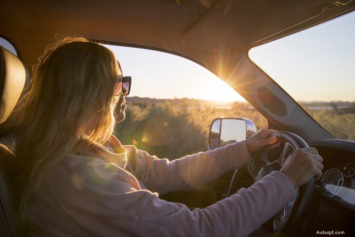 Guida sicura al sole:proteggi il tuo veicolo e la tua salute sulle strade soleggiate 