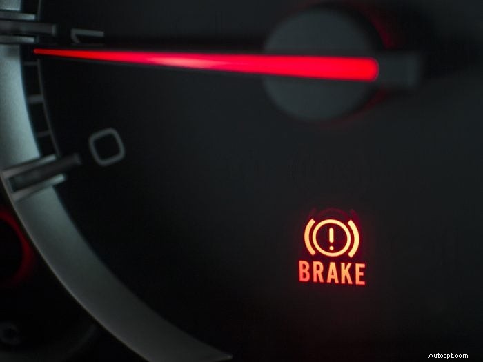Capire perché la luce dei freni della tua auto si accende:cause principali e soluzioni rapide 