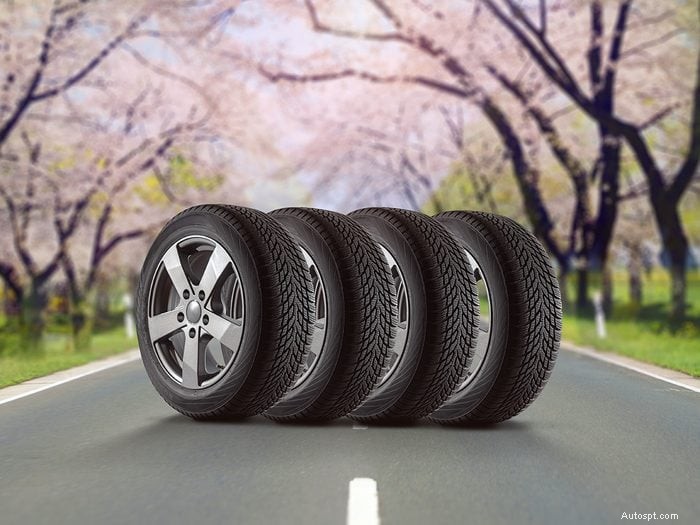I rischi di lasciare gli pneumatici invernali sull auto dopo la primavera 