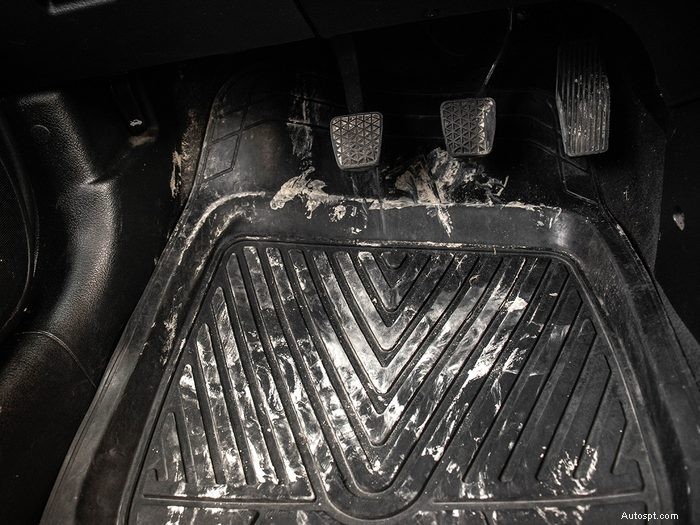 Modi efficaci per rimuovere le macchie di sale dagli interni dell auto 