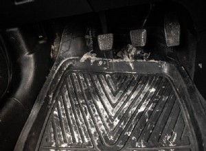 Modi efficaci per rimuovere le macchie di sale dagli interni dell auto 