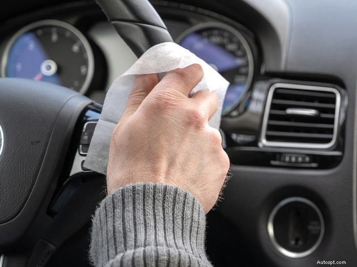 Perché il volante è il punto più sporco della tua auto 