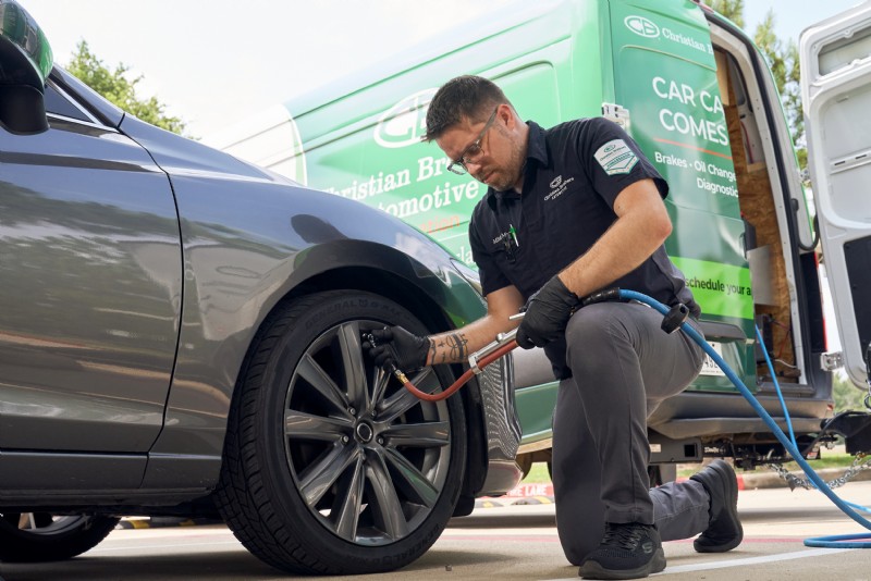 Christian Brothers Automotive lancia sul posto:servizio di riparazione mobile per la cura del veicolo sul posto 