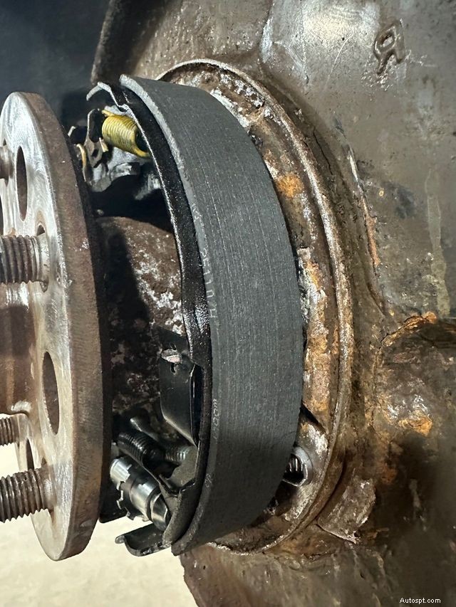 Capire le ganasce del freno di stazionamento:come mantengono fermo il veicolo 