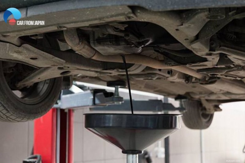 Perché la tua auto perde olio quando è parcheggiata:cause comuni e soluzioni rapide 