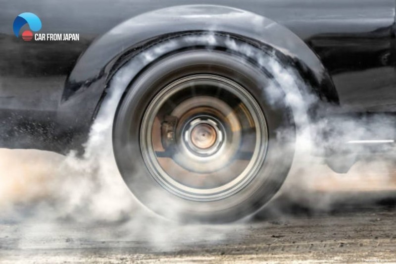 Come eseguire un burnout in un auto automatica:rischi, legalità e consigli per la sicurezza 