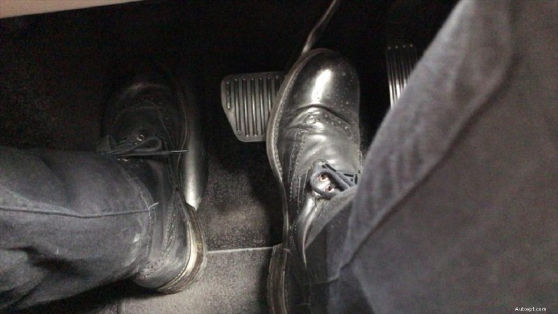 In che modo il rilascio del pedale dell acceleratore influisce sul consumo di carburante 