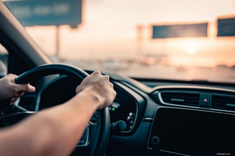 Gli studenti dovrebbero guidare l’auto? Valutare i pro, i contro e i consigli pratici 