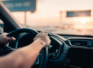 Gli studenti dovrebbero guidare l’auto? Valutare i pro, i contro e i consigli pratici 