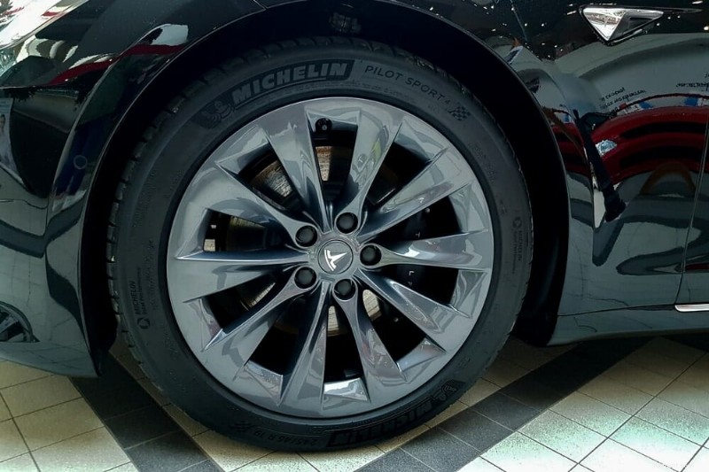 Spiegazione dei prezzi degli pneumatici Tesla:perché sono alti e quanto durano 