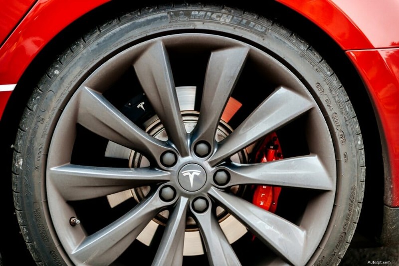 Spiegazione dei prezzi degli pneumatici Tesla:perché sono alti e quanto durano 