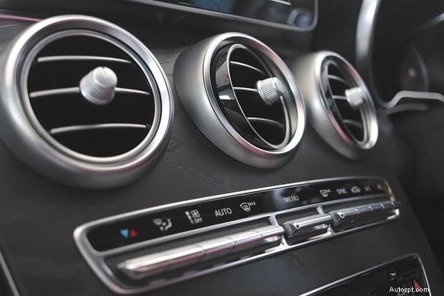 Guida passo passo per pulire i filtri AC della tua auto a casa 