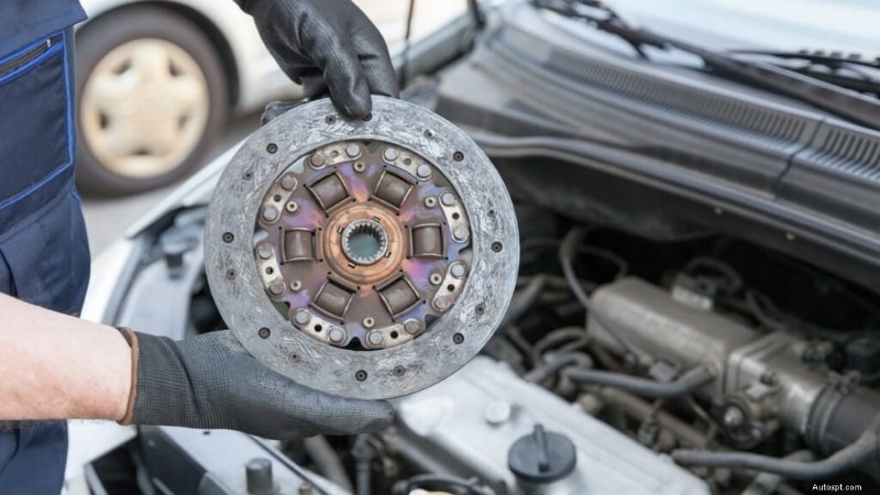 Perché la tua auto sussulta mentre rallenta? Cause, diagnosi e soluzioni 