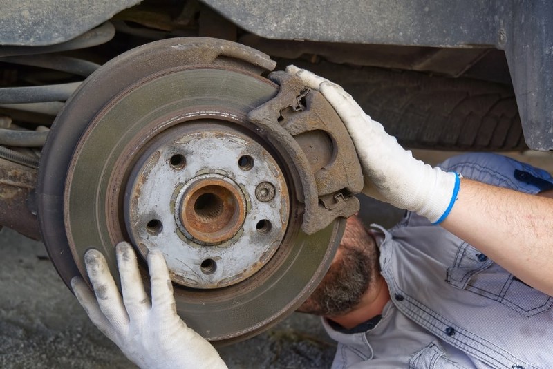 Perché la tua auto sussulta mentre rallenta? Cause, diagnosi e soluzioni 