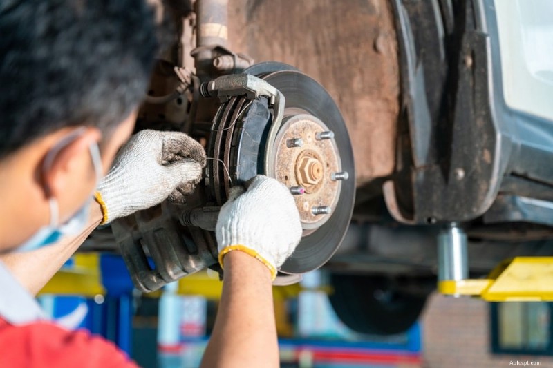 Perché la tua auto sussulta mentre rallenta? Cause, diagnosi e soluzioni 
