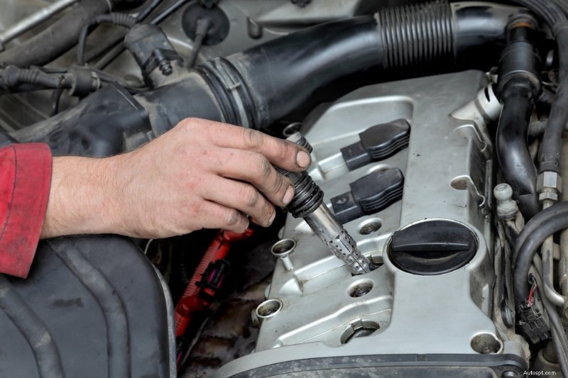 Perché la tua auto sussulta mentre rallenta? Cause, diagnosi e soluzioni 