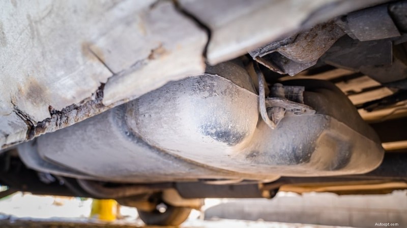 Perché la tua auto puzza di gas? Cause e soluzioni rapide 