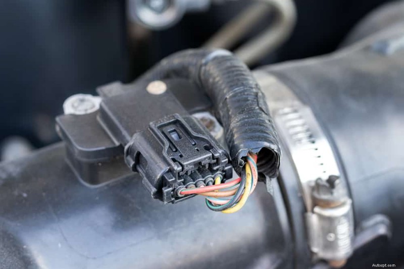 Perché la spia del motore di controllo è accesa anche quando la tua auto sembra a posto:9 cause comuni e soluzioni 