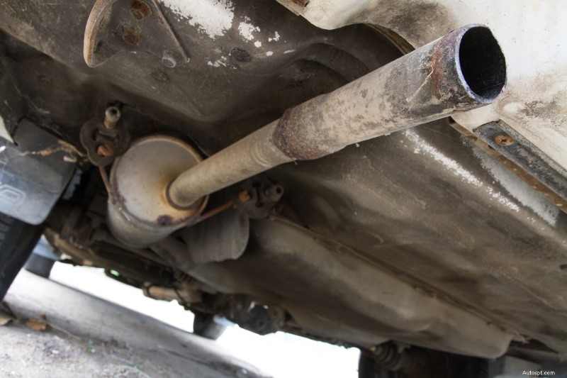 Perché la tua auto vibra mentre accelera? Cause, diagnosi e riparazioni 