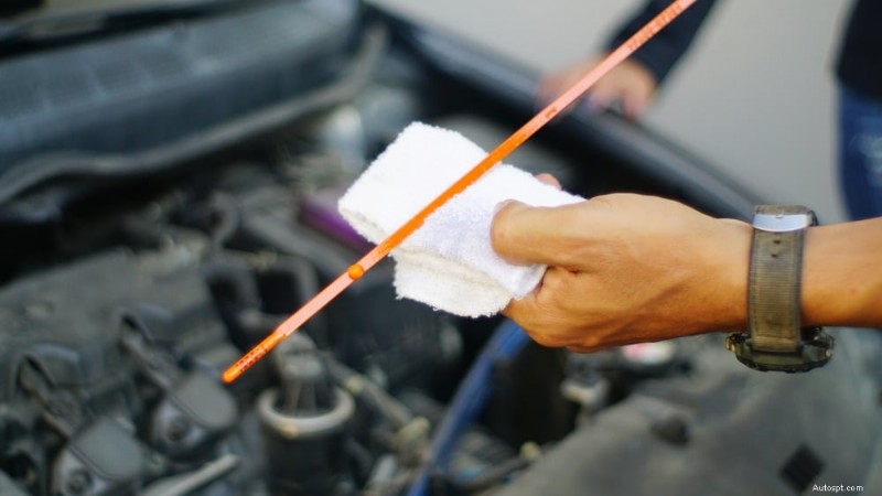 Perché la tua auto vibra mentre accelera? Cause, diagnosi e riparazioni 