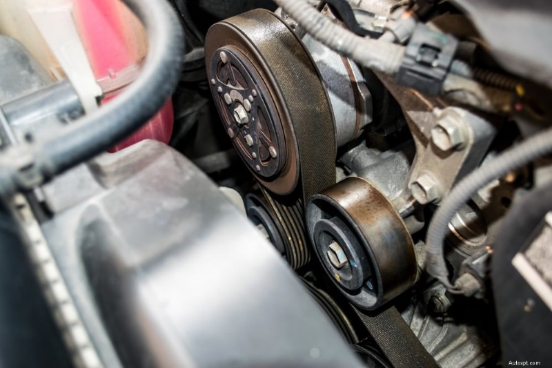 Perché la tua auto vibra mentre accelera? Cause, diagnosi e riparazioni 