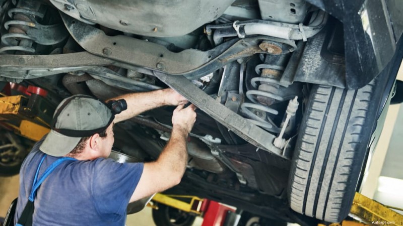 Perché la tua auto vibra mentre accelera? Cause, diagnosi e riparazioni 