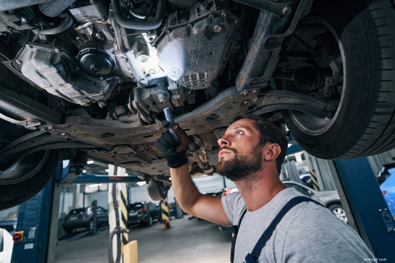 Perché la tua auto vibra mentre accelera? Cause, diagnosi e riparazioni 