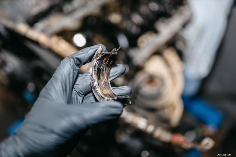 Quali sono le cause dei rumori di colpi nel motore della tua auto e come risolverli 